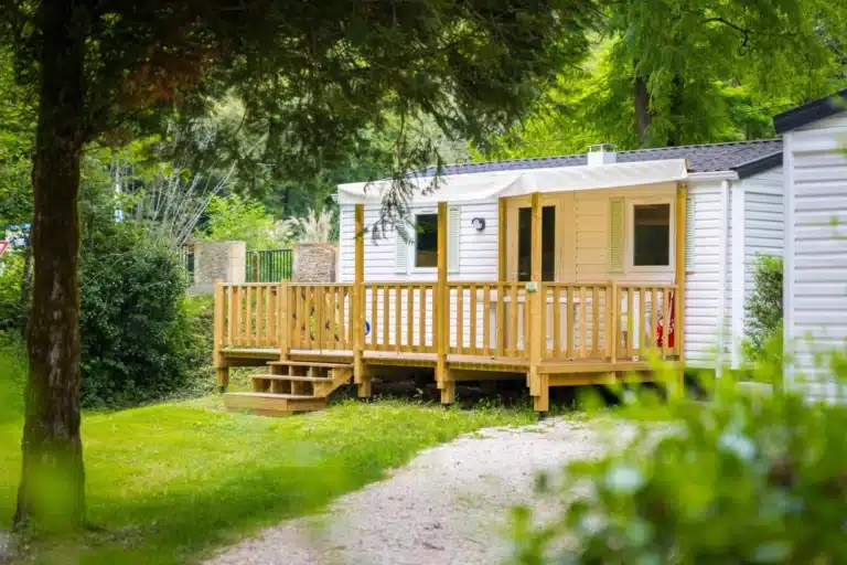 Mobil-home avec terrasse bois dans un jardin