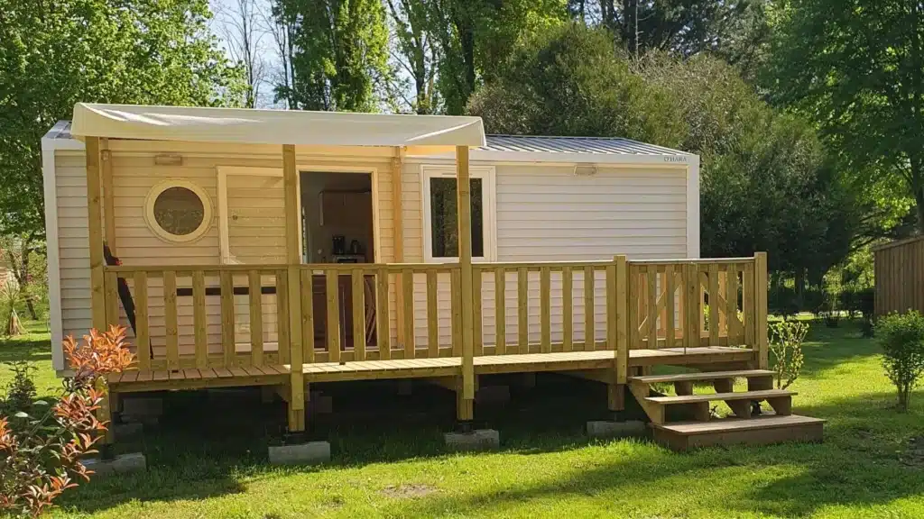 Mobil-home avec terrasse en bois dans la nature.