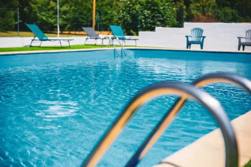 Zone détente piscine avec transats pour les vacanciers