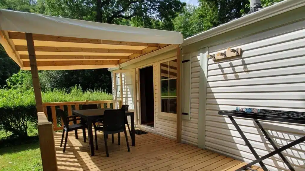 Terrasse en bois avec mobilier jardin