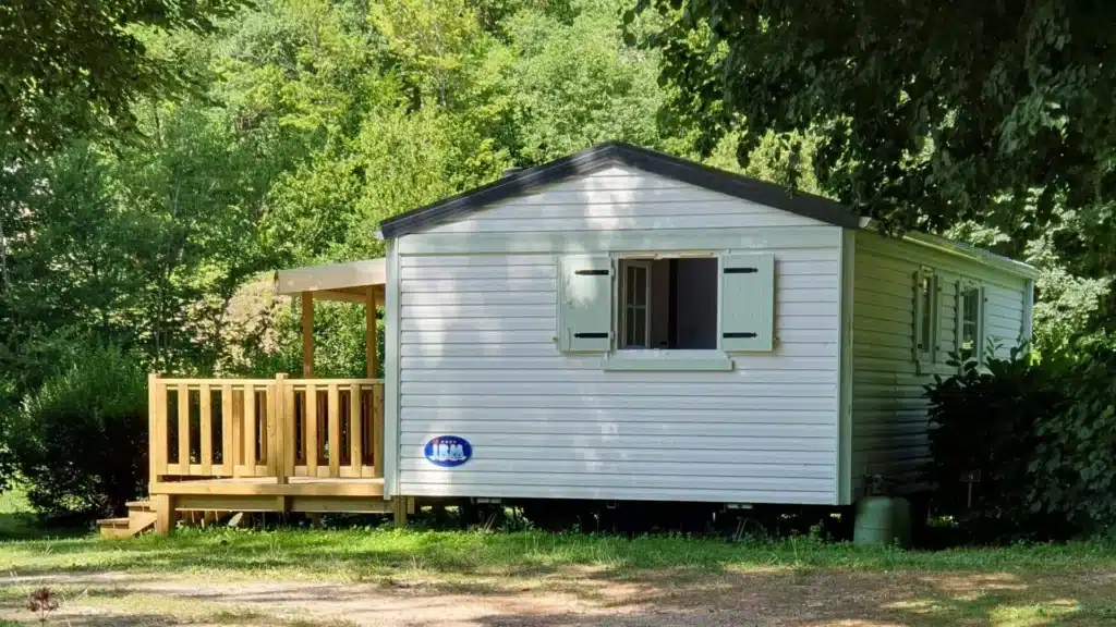 Mobile home blanc avec terrasse en bois