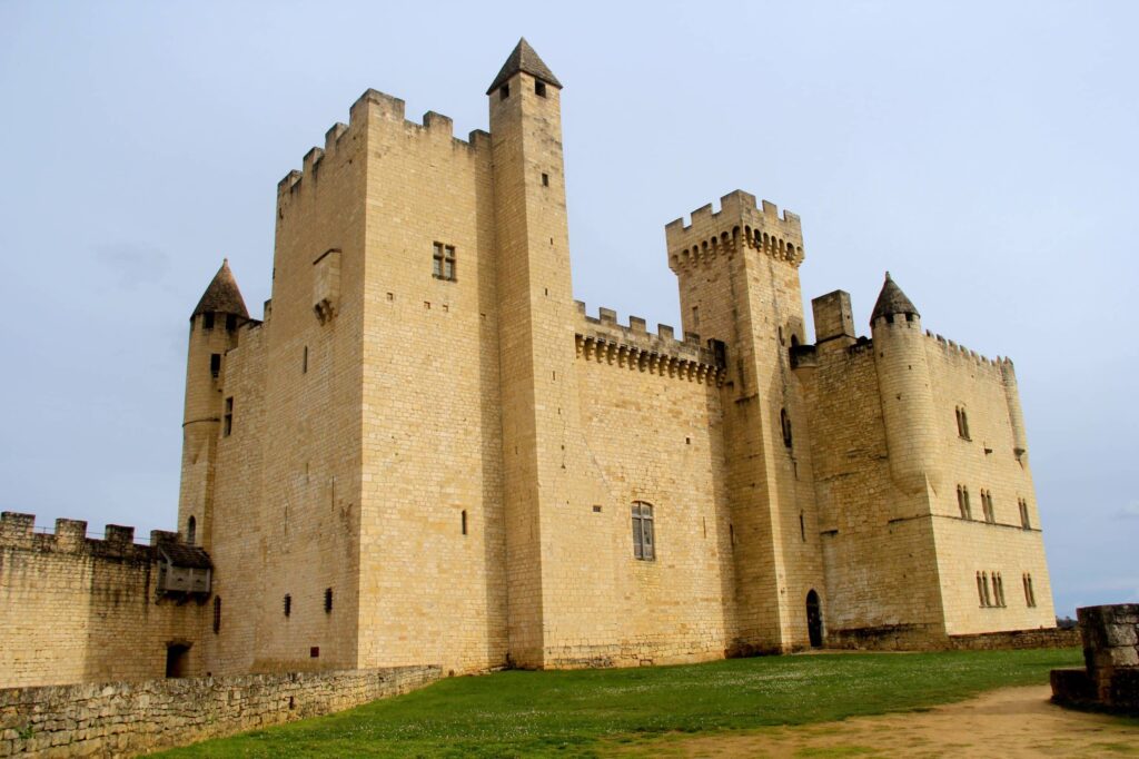 Château médiéval en pierre sous le ciel bleu.