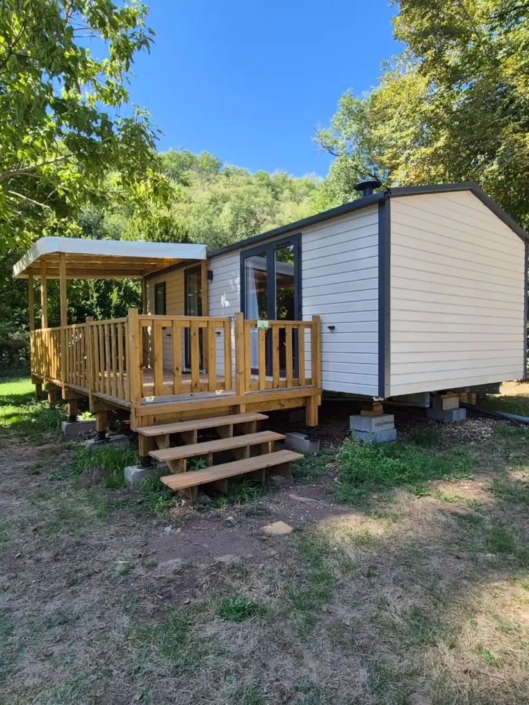 Hébergement familial avec terrasse extérieure en pleine nature Dordogne
