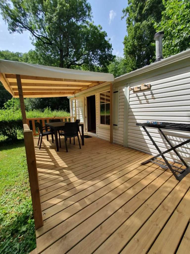 Mobil-home avec terrasse couverte, hébergement camping en Dordogne