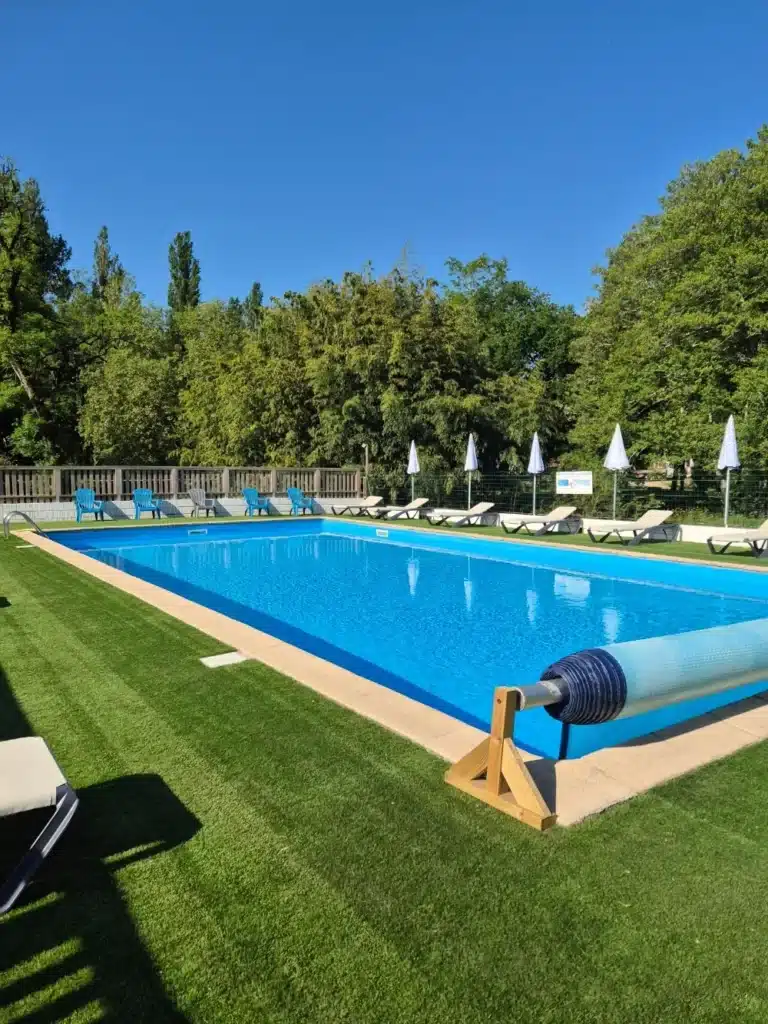 Baignade à la piscine du camping d'Auberoche, près de Périgueux